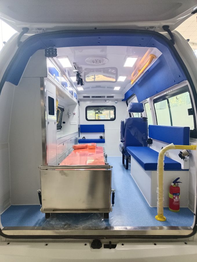 آمبولانس اورژانسي پزشکي فوتيان 4×2 8 صندلي بنزين راننده عقب 5