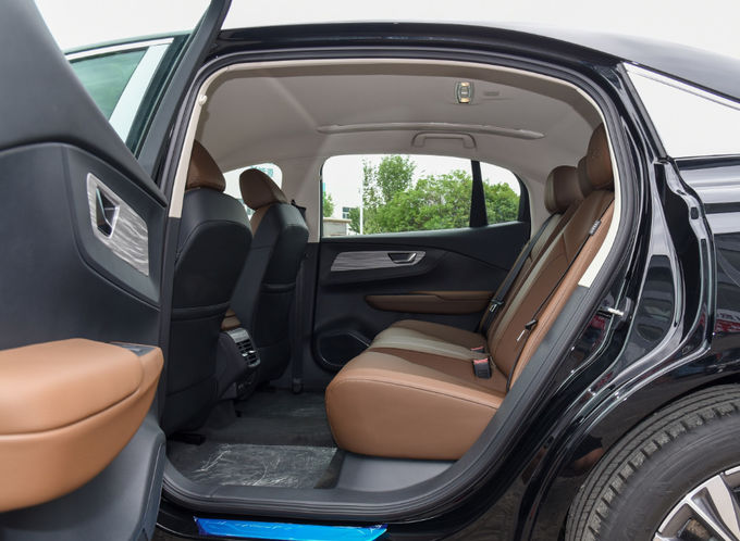140Kw Hongqi EV Cars 5 Seat Sedan SUV کوچک سایز سیاه 8