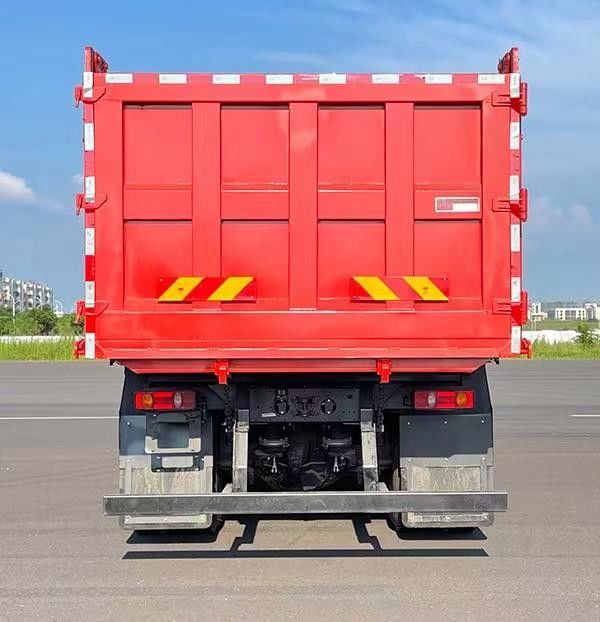 چهار محور دیزل 3 صندلی کامیون باربری 20M2 8.9 متر راننده عقب انتقال دستی 8 × 4 1